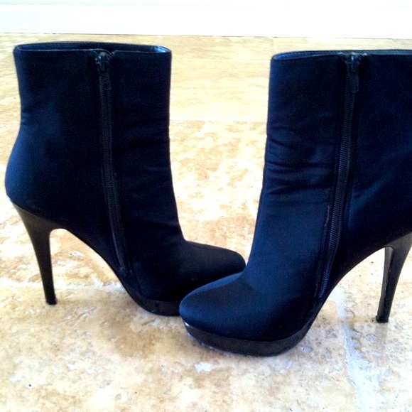 Gorgeous black ankle stiletto heal booties - Picture 3 of 4